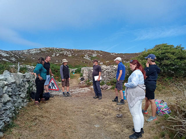 Hyfforddwr yn cyflwyno gweithgareddau codi waliau cerrig sych