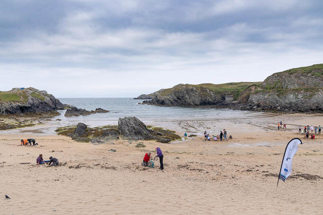 Gwirfoddolwyr a phlant ysgol yn cymryd rhan mewn helfa 'nurdle'