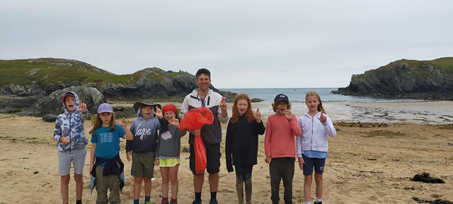 Plant ysgol yn cymryd rhan yn yr helfa 'nurdle'