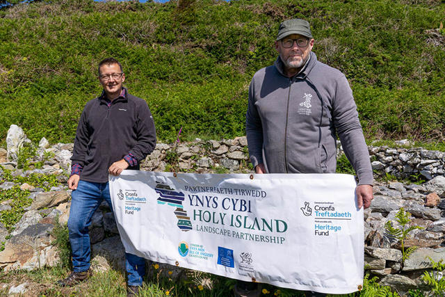Swyddogion Partneriaeth Tirwedd Ynys Cybi a Cadwch Gymru'n Daclus
