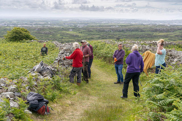 Gwirfoddolwyr yn paratoi i glirio rhedyn a gordyfiant