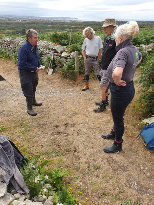 Gwirfoddolwyr yn cael cyfarwyddyd gan Kehoe Countryside