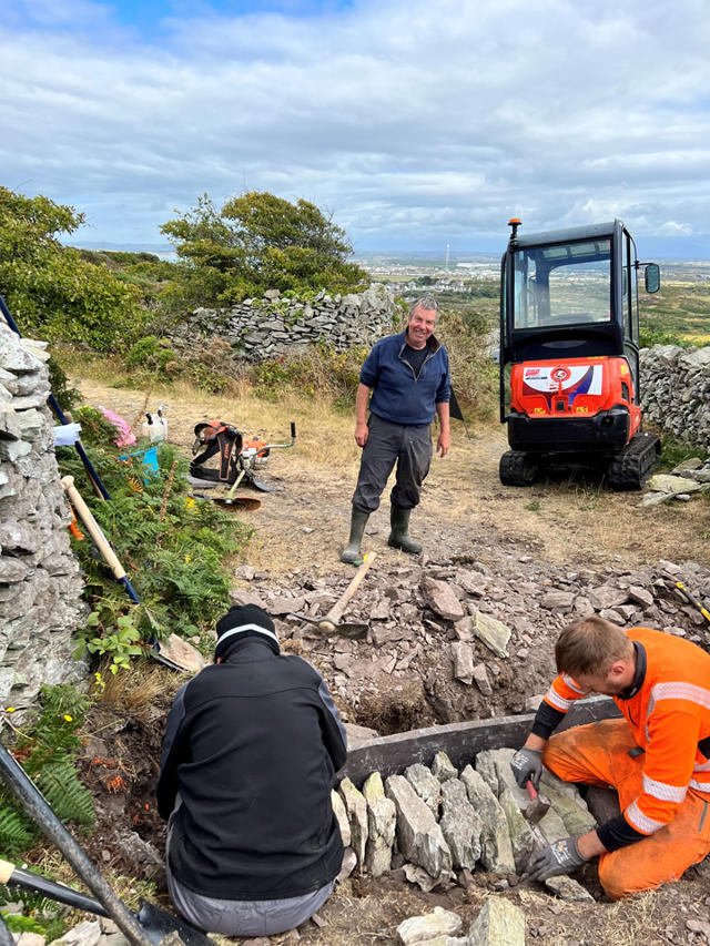 Gwirfoddolwyr a Kehoe Countryside yn creu'r toriad dŵr