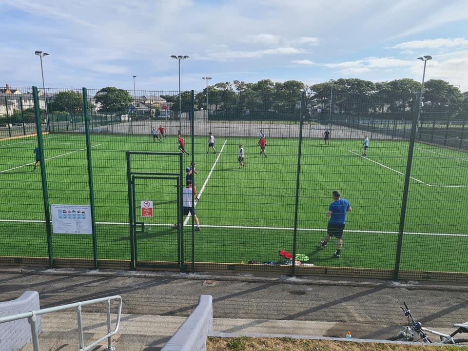 Cae chwaraeon 3G Caergybi yn cael ei ddefnyddio