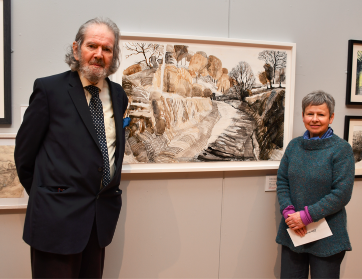 Enillydd y brif wobr Eleri Mills gyda Chadeirydd Ymddiriedolaeth Syr Kyffin Williams, David Meredith.