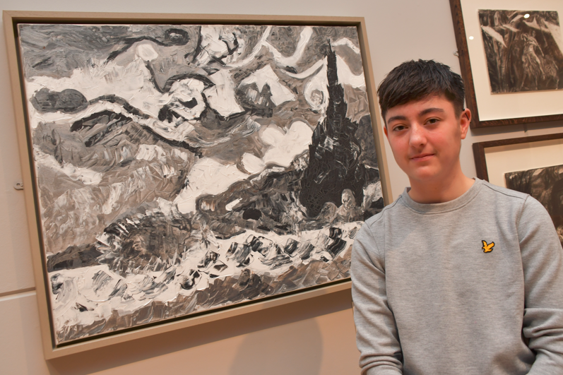 Zack Robinson gyda'i ddarn celf buddugol yn y categori myfyrwyr.