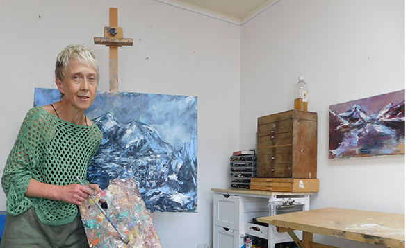 Llun o Louise Morgan yn  y stiwdio.