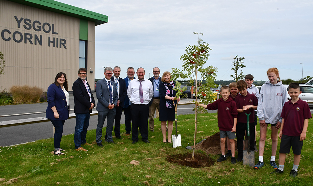 Plant ysgol o Ysgol Corn Hir yn plannu coeden