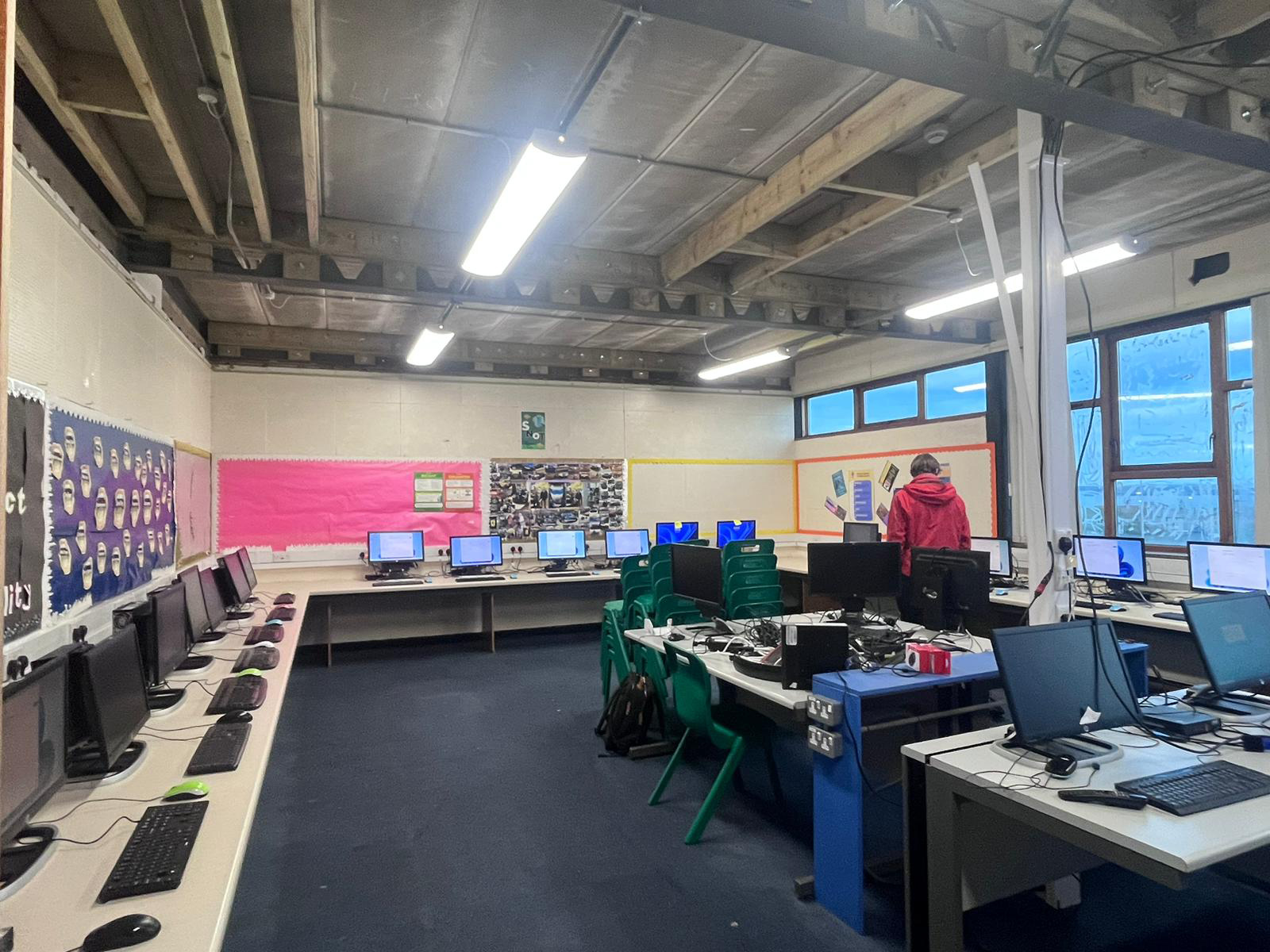 Dosbarth yn Ysgol Caergybi