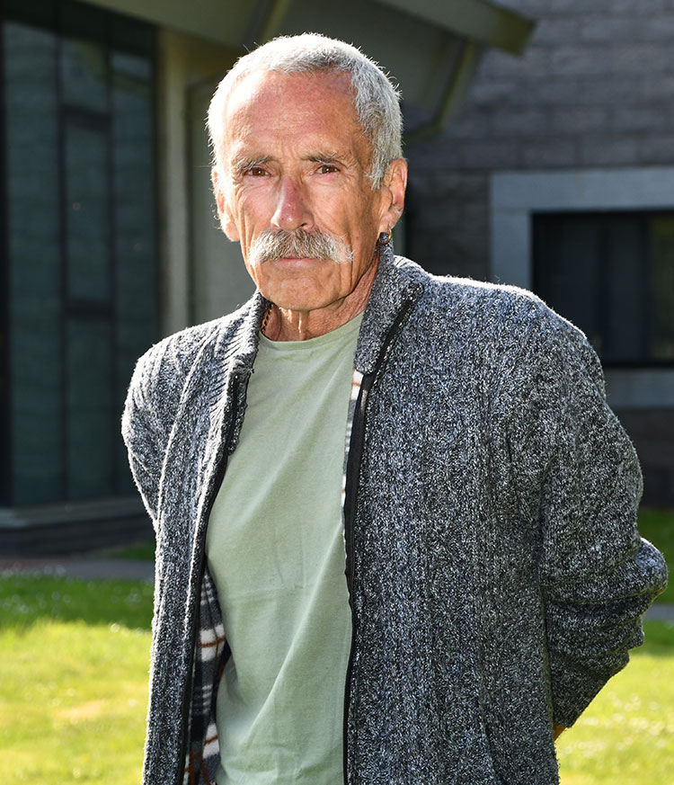 Ian Owen, gofalwr maeth ar Ynys Môn