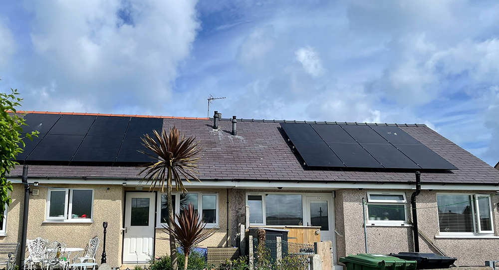 Paneli solar ar doeau byngalos yn Rhos Elin