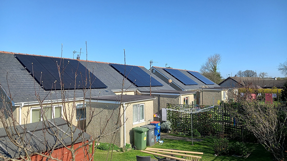 Gerddi yn Rhos Elin yn dangos paneli solar ar y toeau