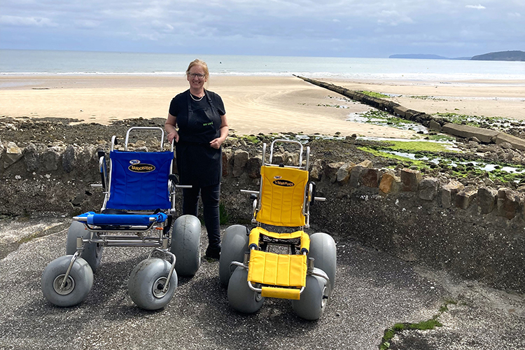 Dwy gadair olwyn traeth o flaen Traeth Benllech