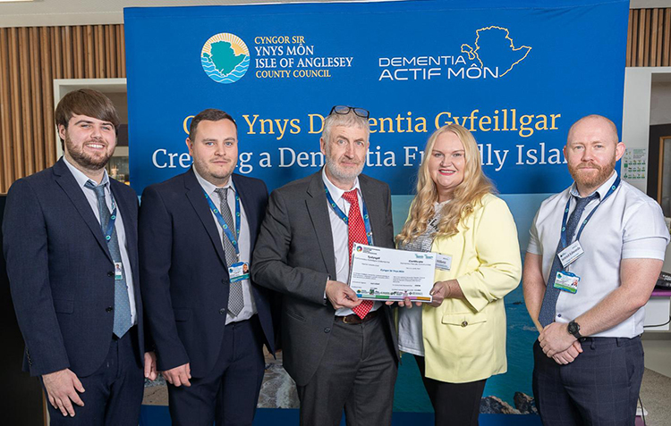 Cyngor Dementia Gyfeillgar cyntaf yng ngogledd Cymru. 