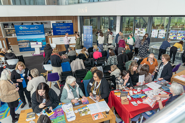 Cyngor Dementia Gyfeillgar cyntaf yng ngogledd Cymru. 