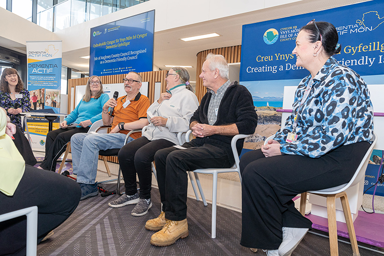 Cyngor Dementia Gyfeillgar cyntaf yng ngogledd Cymru. 