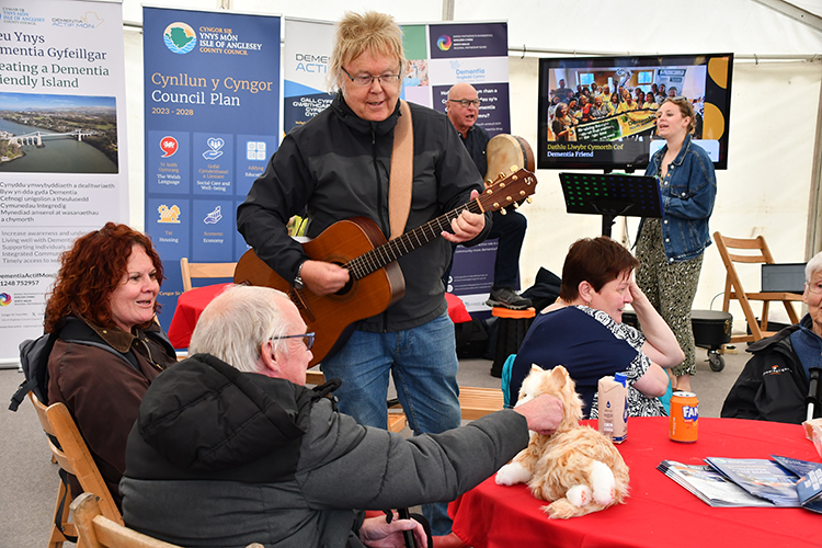Cyngor Dementia Gyfeillgar cyntaf yng ngogledd Cymru. 